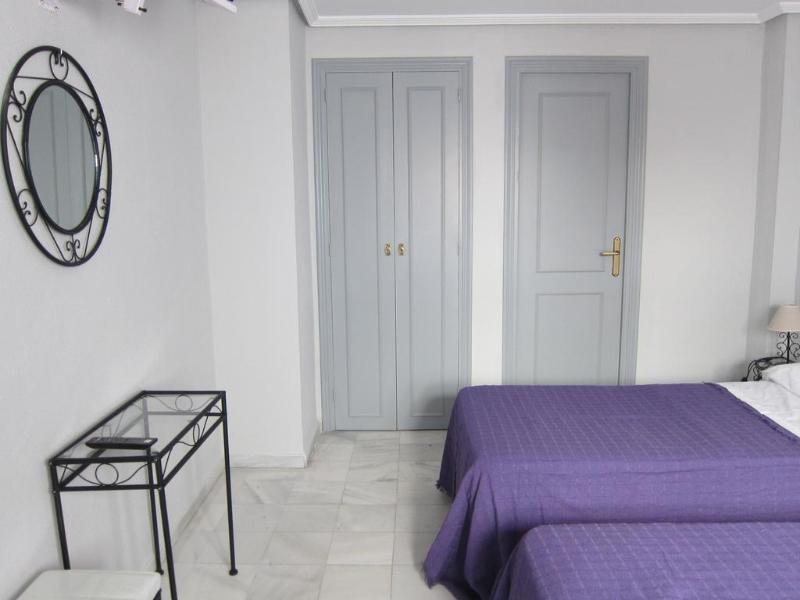 Hostal Alicia San Pedro de Alcántara Екстериор снимка